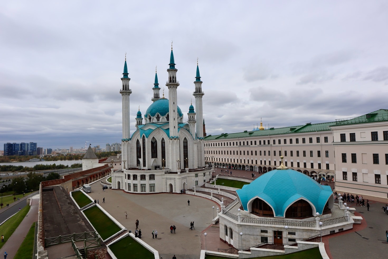 Authentic Cultural Experiences in Jewish Communities